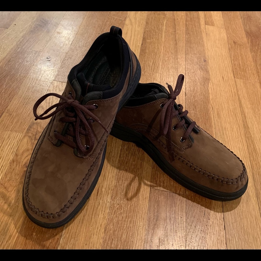 Brown nubuck 9M Clark’s men’s shoes. NIB. Rubber sole. Leather upper oxfords